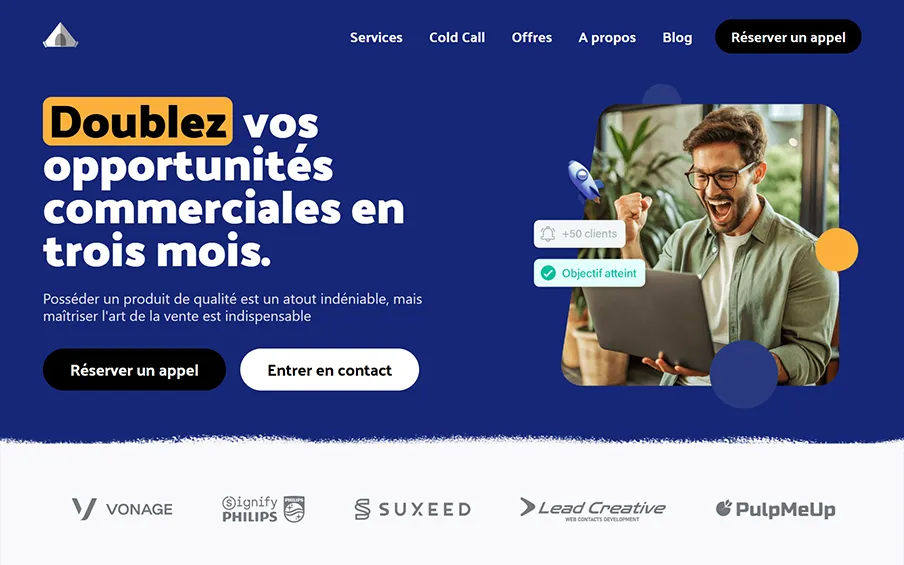 Page d'accueil avec un homme enthousiaste utilisant un ordinateur portable, texte en gras encourageant à doubler les opportunités commerciales en trois mois, avec boutons pour réserver un appel ou entrer en contact.